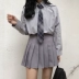 Thời trang giản dị phù hợp với nữ đầu mùa thu 2018 mới của Hàn Quốc màu rắn lật tie áo + cao eo xếp li váy sinh viên đồ ngủ nữ Bộ đồ