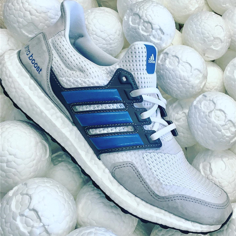Adidas 运动跑步鞋