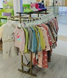 Магазин одежды с высоким уровнем одежды в магазине одежды Zhongdao Shedo укрытие отображает двойную среднюю полку средней полки с двойным барным висящим вешалкой