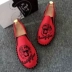Xã hội thêu chàng trai Bắc Kinh cũ giày vải đậu Hà Lan giày đỏ giày vải nam giày lười màu ma mặt - Plimsolls