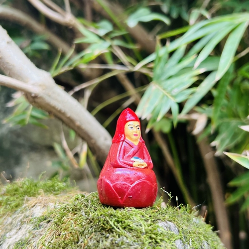 Генг Цин С. и Держ Экономический Институт Культурной Институт Далле Лотос Мастер Дома Маджья Лизао Статуя