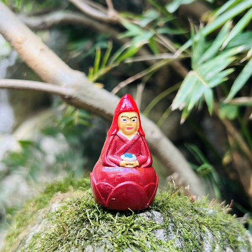 Генг Цин С. и Держ Экономический Институт Культурной Институт Далле Лотос Мастер Дома Маджья Лизао Статуя