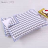 Пара маленьких серых полотенец на подушках