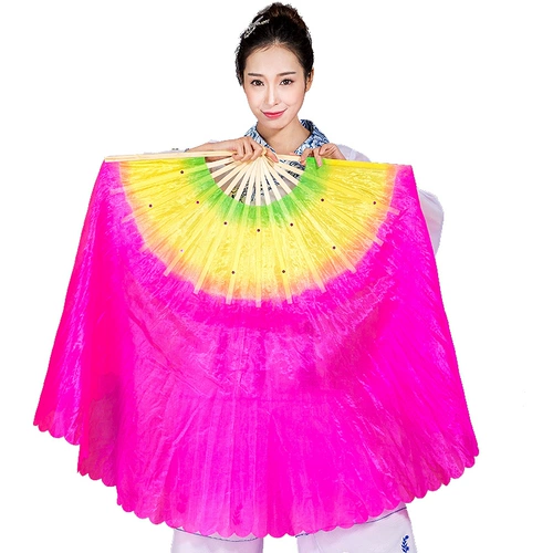 Поклонники танцев Plaza - взрослые, большие скручивание поклонника севера и севера от Янге, чтобы исполнить поклонник танца