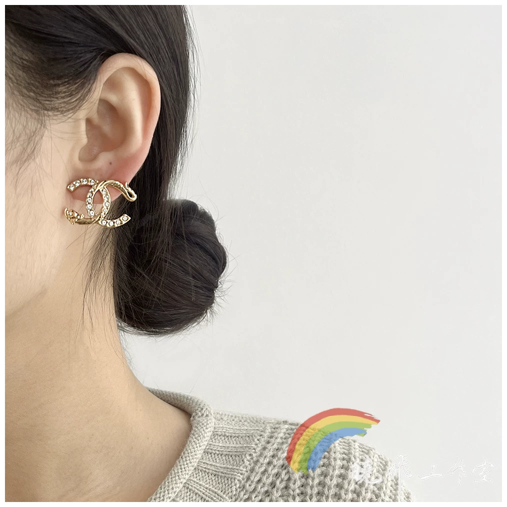 Двойные серьги с логотипами Chanel 23C, новые золотистые серьги-рыба хвост, декоративные серьги с двойной C