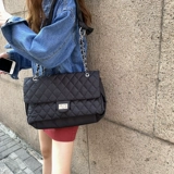 Цепь, сумка через плечо, универсальная вместительная и большая сумка на одно плечо, в стиле Шанель, коллекция 2023, ткань оксфорд