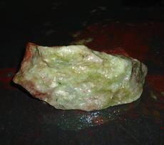 Ювелирные изделия и полуфабрикаты 桂林鸡血玉原石摆件雕件料，平野料，重1178克，16*12*8cm