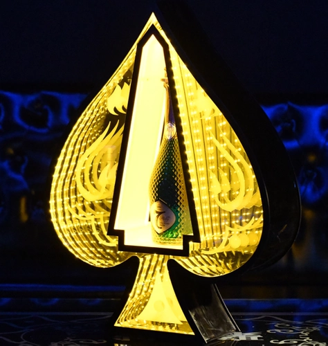 Золотое вино ослепляет базовое озеро шампанское озеро