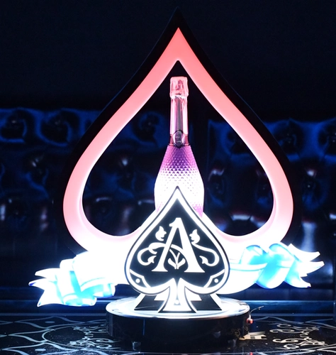 Золотое вино ослепляет базовое озеро шампанское озеро