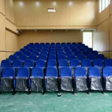 Аудиторий стул ряд стул в общежитие сеанса класса в классе сиденье сиденья сиденья сиденья сиденья с написанием доски сидячие аксессуары