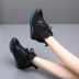 Giày nữ có chiều cao bên trong 2020 mùa xuân mới cộng với đôi giày cao bằng nhung nữ bằng da dày phía dưới đôi giày thể thao mùa xuân màu đen - Giày cao gót