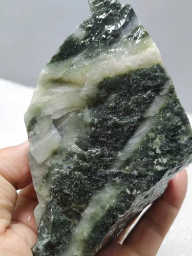 Натуральная природная руда из нефрита, образец, 539 грамм