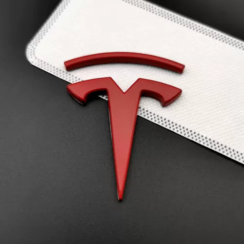 Он подходит для стандартных металлических автомобильных наклеек Tesla.