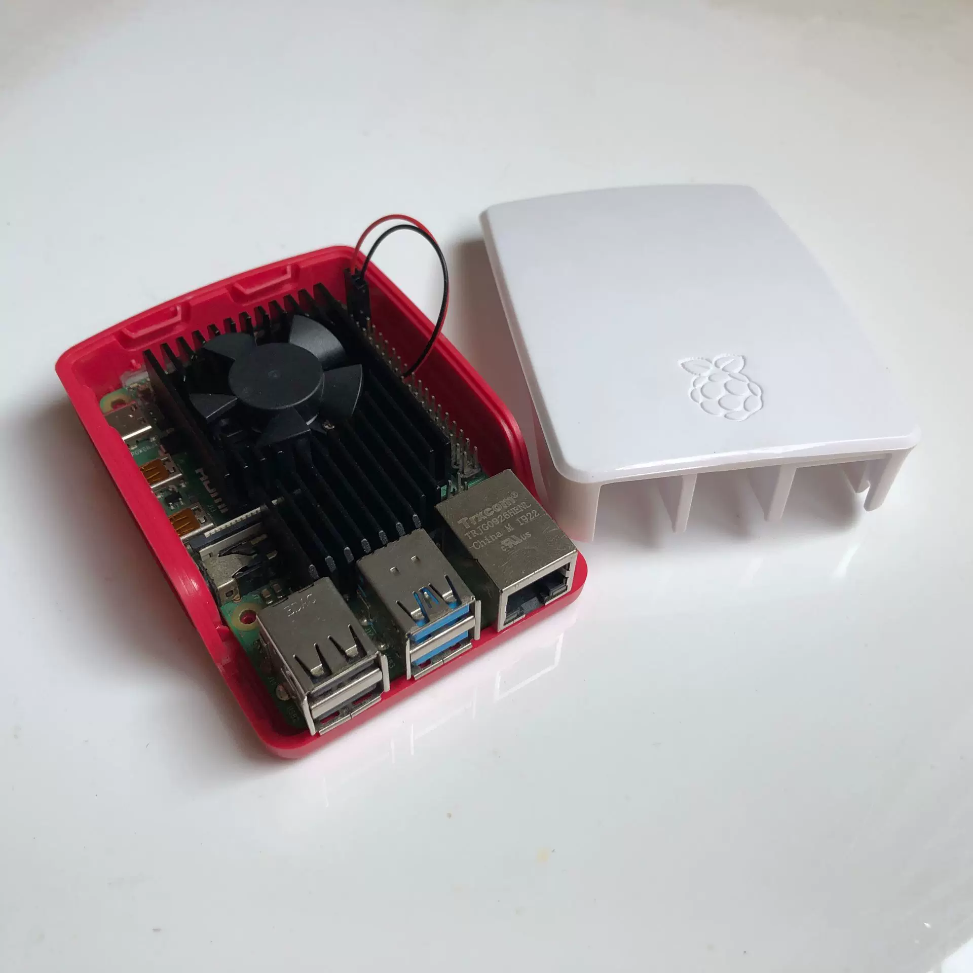 Raspberry Pi metal 4th generation shell Raspberry Pi 4th generation B+red and white shell 4B heat sink