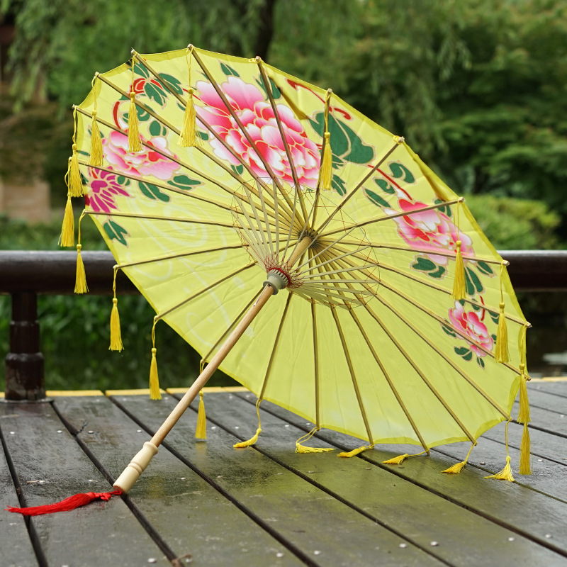 Цветы кисти зонтики. Китайские зонтики с лентами. Японский бумажный зонт. Зонт с лентами. Китайский зонт из бумаги.