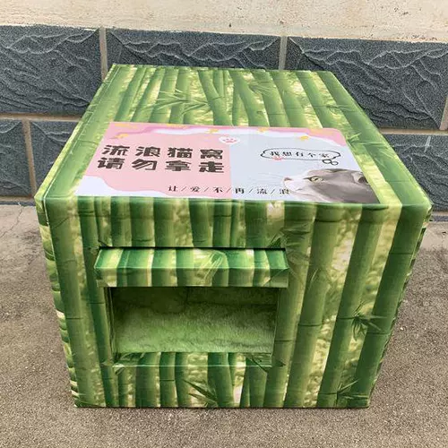 Бездомный кошачий гнездо весенний открытый дождь Простые открытые собачьи гнездо закрыто