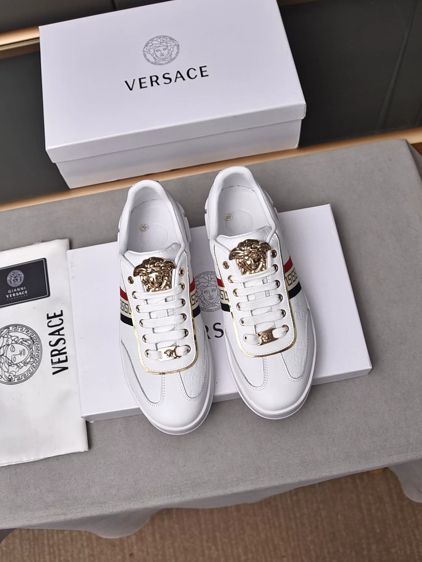 Европейская прямая рассылка покупки Versace Versace Fashion универсальные низкие кеды вільной комфорте кожаные давление цветы повседневные кроссовки