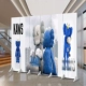 Tùy chỉnh 
            KAWS Bear Sesame Street xu hướng thương hiệu vách ngăn màn hình gấp bìa di động mặt tiền cửa hàng trung tâm mua sắm lưới tóc đỏ nền salon vách ngăn cầu thang đẹp 2021