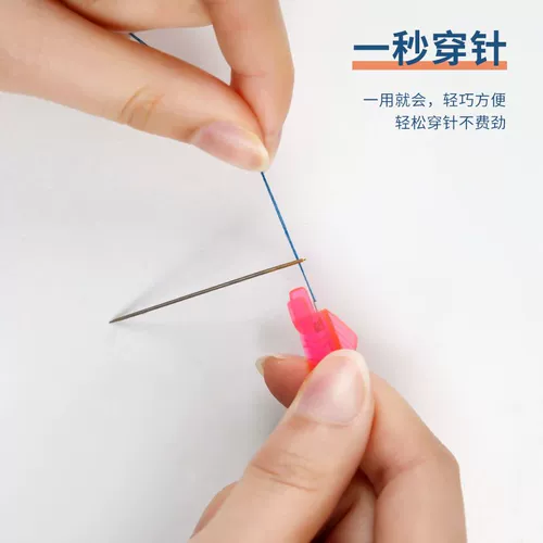 Маленькая рыба в швейной машине с иглой над линейным ртом рыбы, линейная швейная нить быстро проникает в атмосферный артефакт, домашнее проникновение