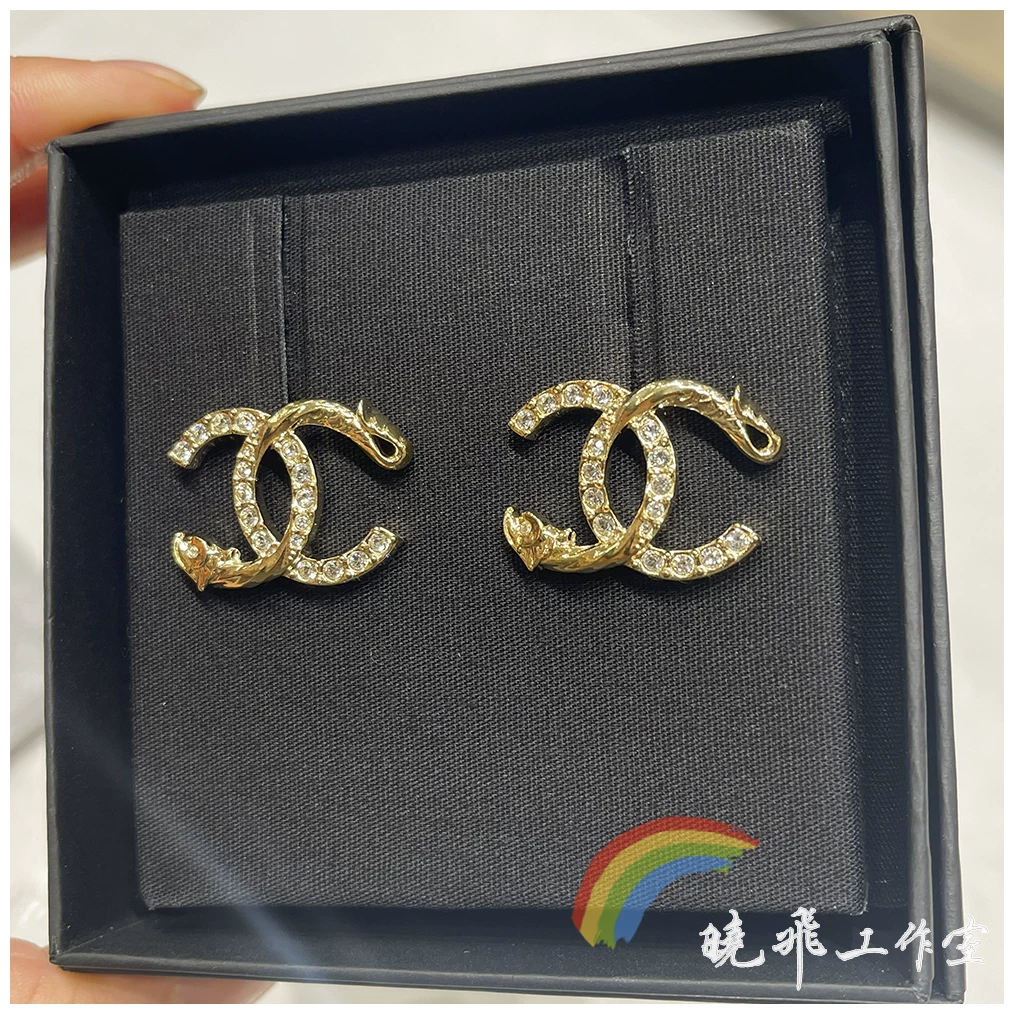 Покупка CHANEL сережки Chanel 23C Новые золотые рельефные рыбьи две буквы C серьги с двойной буквой C