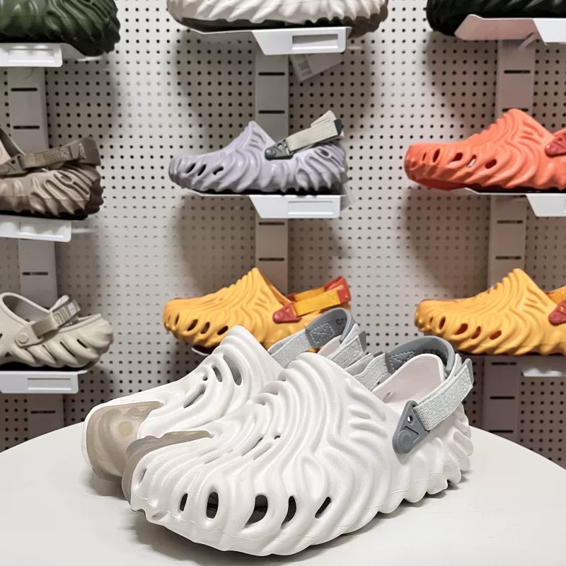Crocs 22 Новая Строка Волны участвуют в летних отпечатках, отверстия обуви, противоскользящие мужские и женские и лучшие пляжные сандалии 207393