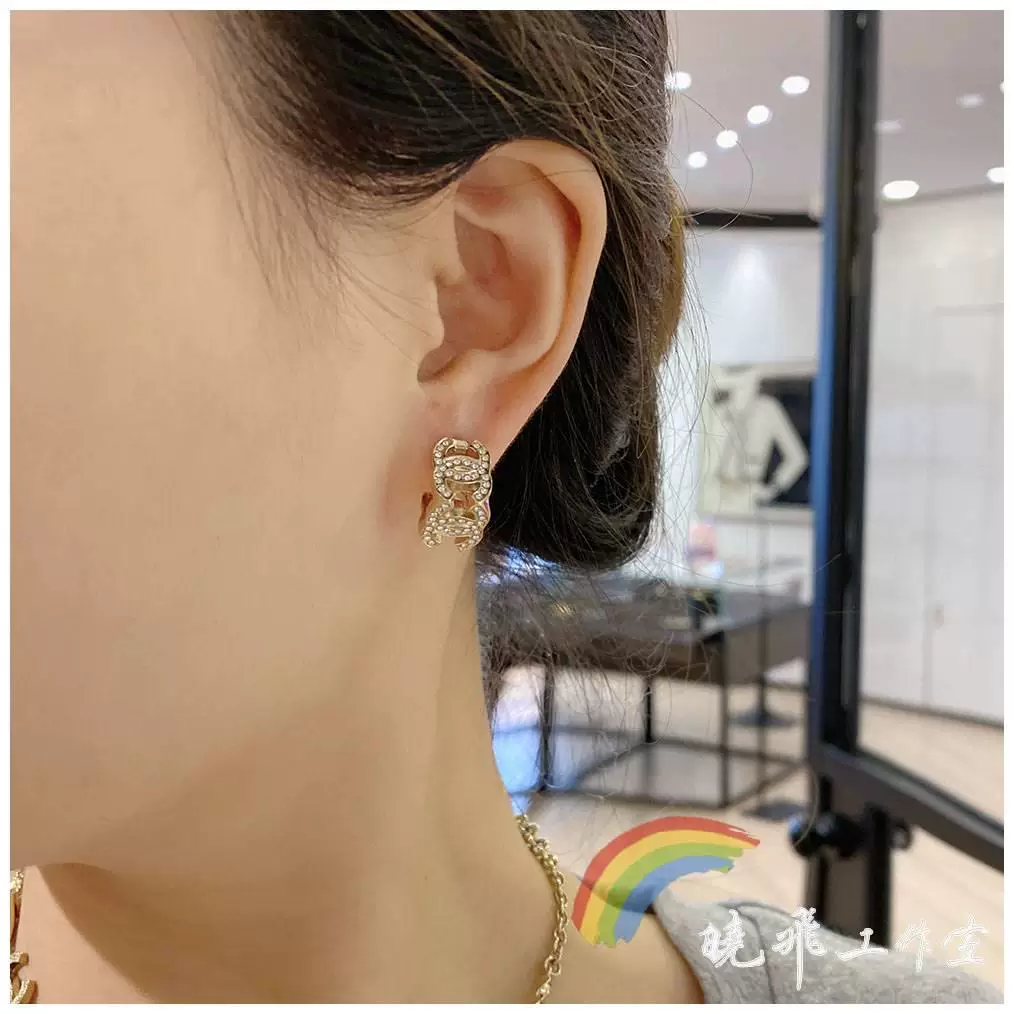 Сережки CHANEL Chanel с гренами 23b новые светлые золотистые полые блоки полировка двойная C серьги