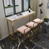 Мраморный батончик высокий стол -столик, домашний винный бар, стул балкон, наклоняющийся на стену длинного стола высокого уровня -длинный стол