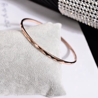 Thời trang Hàn Quốc 18K vòng tay vàng hồng nữ vòng đeo tay đơn giản tính khí hoang dã thép titan không gây dị ứng trang sức vòng tay bạc