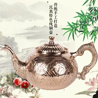 Медный антикварный резной латунный заварочный чайник, чай с молоком, посуда