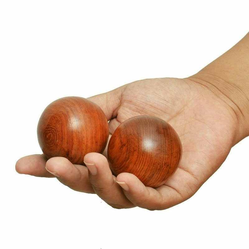 Деревянный шарик в керосине. Шар деревянный. Дерево с шариками. Деревянные шарики руки. Деревянные шарики для массажа.