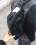 Một chiếc túi đeo vai eo hổ với một ba lô nhỏ balo da