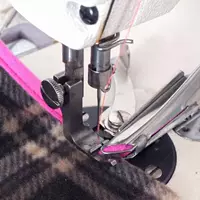 Промышленная электрическая швейная машина в промышленной электрической швейной машине, обертке с толстыми -ингредиентами, двойной пакетной аксессуары с двойной полосой с двойной полосой.