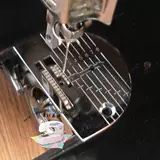 Flying Butterfly Renjia использует старую модушную игла швейную машину, чтобы отправить шкалу для получения тарелки с набором зубов.