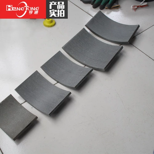 Аксессуары для машины башни удерживают блок тормозной плитки.