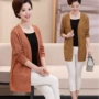 Áo bà mẹ mùa xuân và mùa thu openwork áo len cardigan phụ nữ trung niên lỏng lẻo cỡ lớn dài bên ngoài khăn choàng mỏng - Quần áo của mẹ áo dạ trung niên