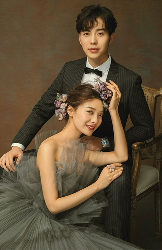 Выставка новая тема фотостудии свадебная фотостудия фото фотография фото красочная марля дымчато-серое красивое мятое платье