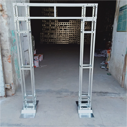 Стойка базы факела выделенная базовая рекламная знак -в фоновой крытой кадре с фиксированной поддержкой ноги фиксированная нога