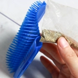 Кошка угол угла кошки, кошка, зуд, массажная кисть, хватает кошку, царапает зуд игрушечных питомцев