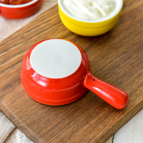 Май до дома с соусом с ручкой томатного соуса и солевой тарелкой маленькой запеченной миски можно положить в микроволновку в духовке