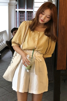 Hàn Quốc phiên bản của chic nhỏ vuông cổ áo kẻ sọc đơn ngực phun tay áo + thường cao eo hoa 苞 quần short phù hợp với phụ nữ Bộ đồ