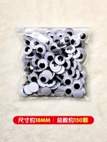 Около 150 черно -белых глаз в прозрачных мешках