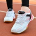 Giày cầu lông hấp thụ sốc đích thực Mô hình mùa hè chống trượt thoáng khí siêu nhẹ chuyên nghiệp đào tạo thể thao bóng chuyền giày nam giày nữ giày thể thao nữ giá rẻ Giày bóng chuyền