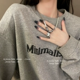 Толстовка, свитер, цепочка, небольшое дизайнерское ожерелье, коллекция 2023, тренд сезона