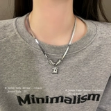 Толстовка, свитер, цепочка, небольшое дизайнерское ожерелье, коллекция 2023, тренд сезона