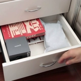 2 упаковки доставки свежего сухого кофейного остатка.