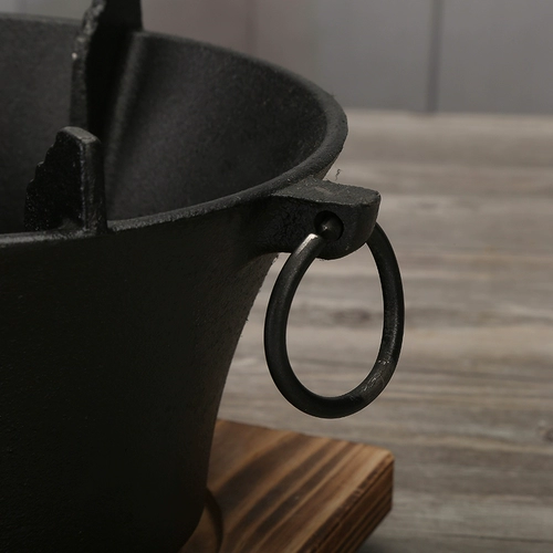 Чугунная угольная печь Японская печь с варенованной печью из сухой котелной плиты на гриле на гриле.