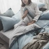 Màu sắc đôi chính tả đơn giản Giường châu Âu ba mảnh Bộ đồ giường bằng vải cotton 1,2m được giặt bằng vải cotton bốn miếng - Bộ đồ giường bốn mảnh