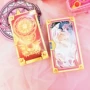 MUMU sản phẩm tốt Cô gái thẻ ma thuật Sakura Kolo thương hiệu tuyệt vời Sakura Tarot thẻ Divination COS đạo cụ hoạt hình xung quanh - Carton / Hoạt hình liên quan sticker búp bê