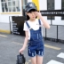 Cô gái bib denim phù hợp với 2018 mới lớn trinh nữ 12-15 tuổi trẻ em Hàn Quốc mùa hè bông ngắn tay áo Quần jean