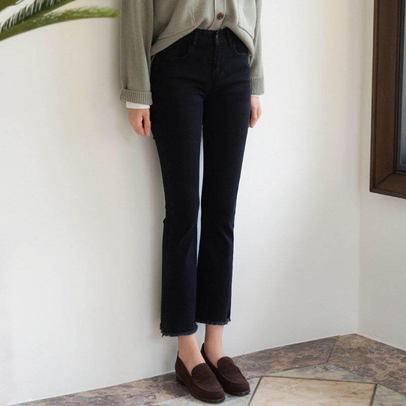 The new black slightly flared jeans for women in the spring and autumn of 2022 from South Korea are high-waisted, stretch and slimming with fringed wide-leg pants